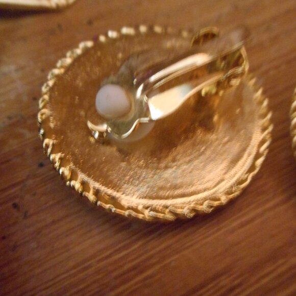 CLIP ON EARRINGS -  ROUND W/ 4 COLOR STONES IN GOLD METAL, BLU, RD. GRN, PURPLE - Picture 9 of 9